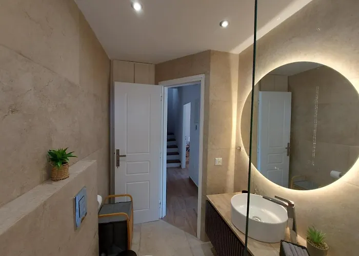 Sunset House Батси